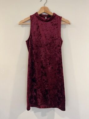 Forever 21 Sleeveless Velvet Mini Dress in Burgundy Size Small